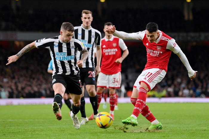 LONDON, ENGLAND - JANUARY 03: Gabriel Martinelli of Arsenal has a shot on goal whilst under pressure from Kieran Trippier of Newcastle United during the Premier League match between Arsenal FC and Newcastle United at Emirates Stadium on January 03, 2023 in London, England. (Photo by Justin Setterfield/Getty Images)