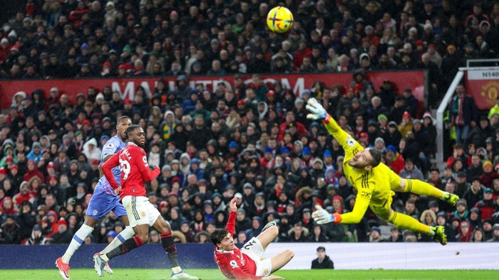 MANCHESTER, ENGLAND - JANUARY 03: David De Gea of Manchester United tips Jaidon Anthony of Bournemouth shot around the post during the Premier League match between Manchester United and AFC Bournemouth at Old Trafford on January 03, 2023 in Manchester, England. (Photo by Robin Jones - AFC Bournemouth/AFC Bournemouth via Getty Images)