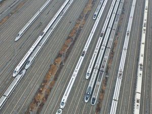 Penampakan Kereta Cepat Keluar Kandang Jelang Musim Mudik di China