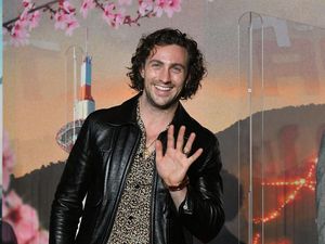 10 Selebriti Pria Tertampan dengan Wajah Hampir Sempurna Menurut Matematika