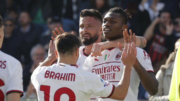 SALERNO, ITALY - JANUARY 04: Rafael Leao of AC Milan, Olivier Giroud of AC Milan celebrates after scoring his teams first goal during the Serie A match between Salernitana and AC MIlan at Stadio Arechi on January 4, 2023 in Salerno, Italy. (Photo by Carlo Hermann/DeFodi Images via Getty Images)
