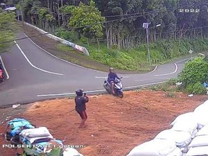 Terlalu! 2 Pria Ngonten Pura-pura Kecelakaan di Jalur Maut Gotekan Mojokerto Terlalu! 2 Pria Ngonten Pura-pura Kecelakaan di Jalur Maut Gotekan Mojokerto