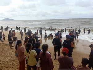 Aksi Heroik Brimob Singkawang Selamatkan Bocah Terseret Ombak