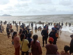 Aksi Heroik Brimob Singkawang Selamatkan Bocah Terseret Ombak