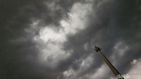Awan Hitam di Langit Monas
