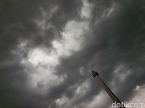 Awan Hitam di Langit Monas