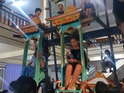 Serunya Main Ayunan Lawas yang Ada Sejak Tahun 1930-an