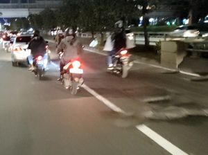 Bahaya! Banyak Lubang di Flyover Pancoran Arah Cawang Bahaya! Banyak Lubang di Flyover Pancoran Arah Cawang
