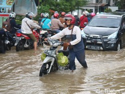 Banyak Motor Mogok Terjang Banjir di Kudus, Warga Buka Bengkel Gratis