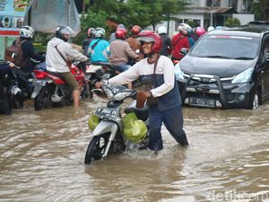 Banyak Motor Mogok Terjang Banjir di Kudus, Warga Buka Bengkel Gratis Banyak Motor Mogok Terjang Banjir di Kudus, Warga Buka Bengkel Gratis