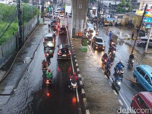 Banjir di Dekat Seskoal Jaksel Surut, Lalin Mulai Terurai Banjir di Dekat Seskoal Jaksel Surut, Lalin Mulai Terurai