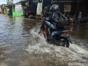 Jalur Alternatif Demak-Semarang di Kalisari Banjir, Banyak Motor Mogok Jalur Alternatif Demak-Semarang di Kalisari Banjir, Banyak Motor Mogok