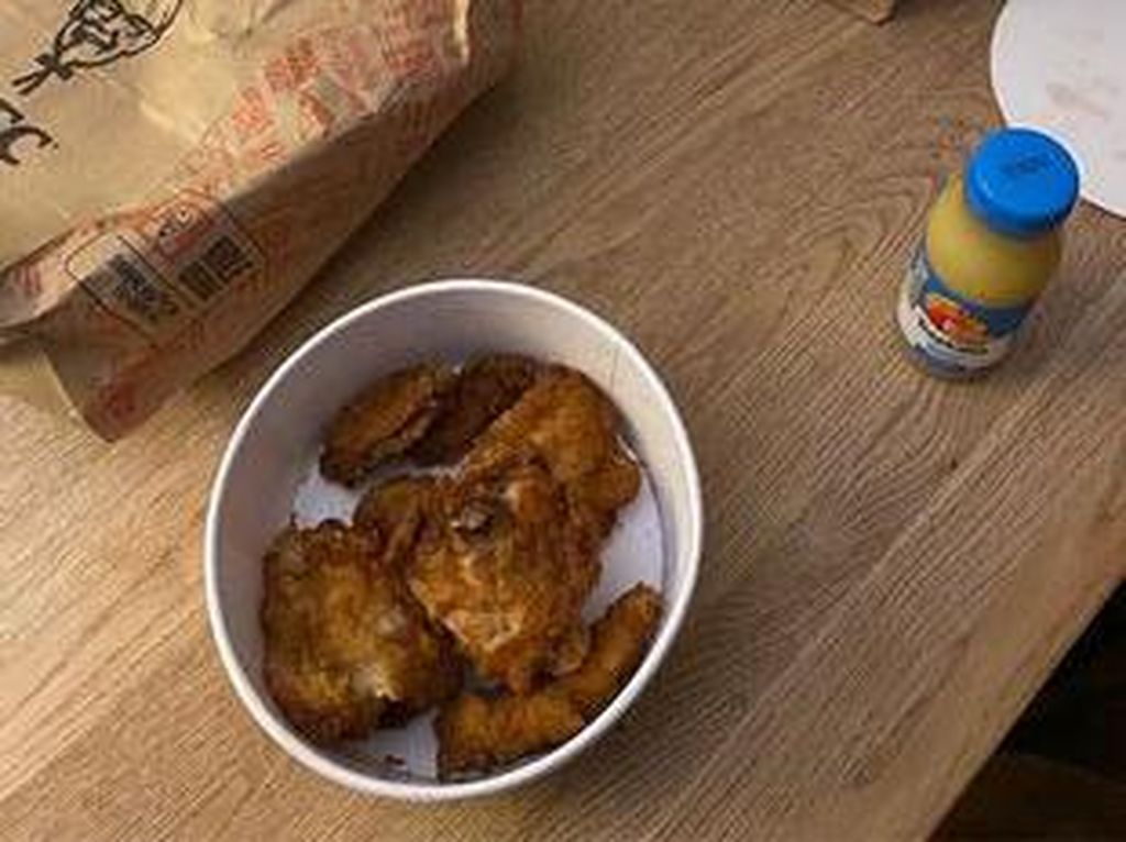 Kurir Makanan Habiskan Pesanan Pelanggan hingga Seember KFC Hanya Isi 3 Ayam