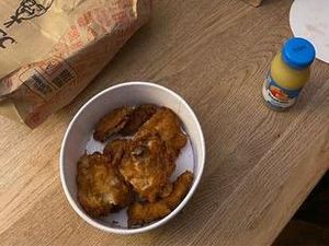 Kurir Makanan Habiskan Pesanan Pelanggan hingga Seember KFC Hanya Isi 3 Ayam Kurir Makanan Habiskan Pesanan Pelanggan hingga Seember KFC Hanya Isi 3 Ayam