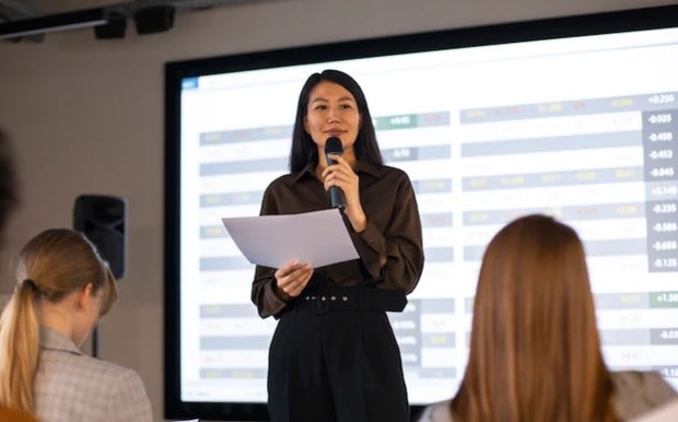 Perempuan public speaking