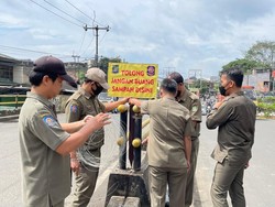 23 Warga Terciduk Buang Sampah di Tengah Jalan di Ciledug Diamankan