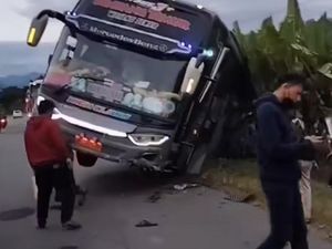 Bus Angkut 18 Orang di Luwu Terperosok di Bahu Jalan, Penumpang Selamat