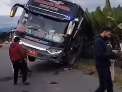 Bus Angkut 18 Orang di Luwu Terperosok di Bahu Jalan, Penumpang Selamat