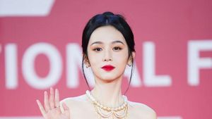 Cantiknya Zhou Ye Tampil di Karpet Merah
