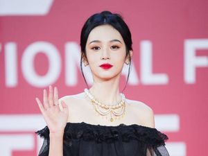 Cantiknya Zhou Ye Tampil di Karpet Merah Cantiknya Zhou Ye Tampil di Karpet Merah