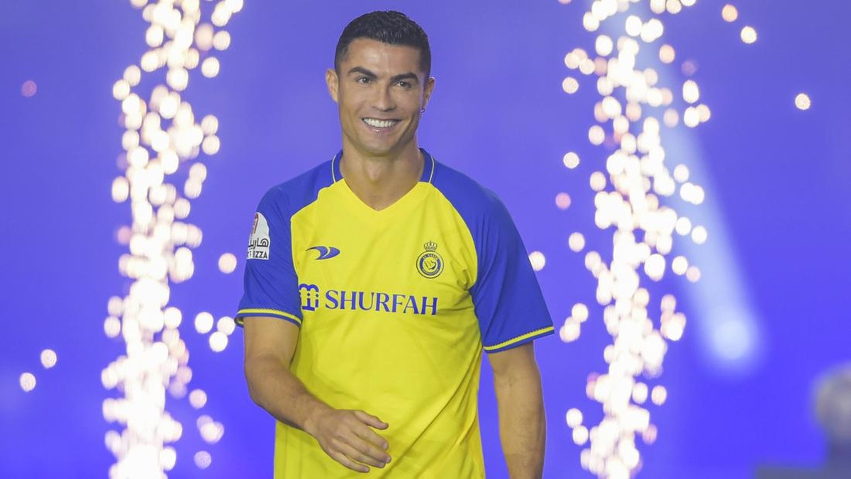 Cristiano Ronaldo diperkenalkan sebagai pemain Al Nassr. (Foto: Getty Images/Khalid Alhaj/MB Media)