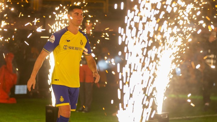 RIYADH, SAUDI ARABIA - JANUARY 03: Al-Nassrs new forward Cristiano Ronaldo greets the fans during his unveiling at the Mrsool Park Stadium on January 3, 2023 in Riyadh, Saudi Arabia. (Photo by Yasser Bakhsh/Getty Images)