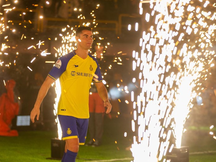 RIYADH, SAUDI ARABIA - JANUARY 03: Al-Nassr's new forward Cristiano Ronaldo greets the fans during his unveiling at the Mrsool Park Stadium on January 3, 2023 in Riyadh, Saudi Arabia. (Photo by Yasser Bakhsh/Getty Images)