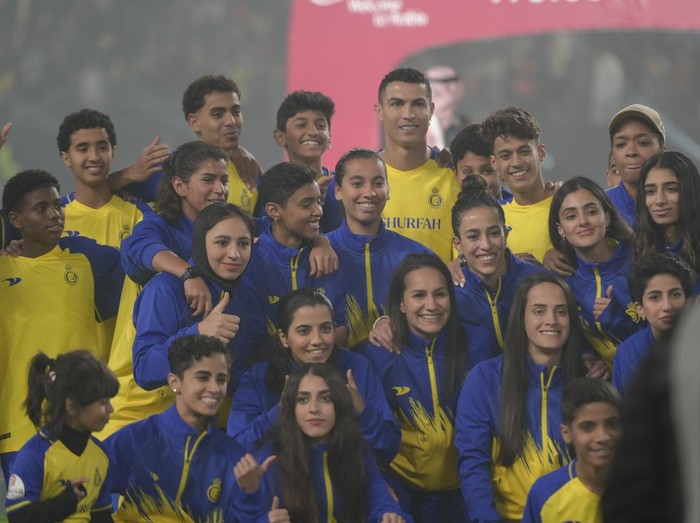 RIYADH, SAUDI ARABIA - JANUARY 03: Cristiano Ronaldo poses for a picture with mascots as he is unveiled as an Al Nassr player at Mrsool Park Stadium on January 3, 2023 in Riyadh, Saudi Arabia. (Photo by Khalid Alhaj/MB Media/Getty Images)