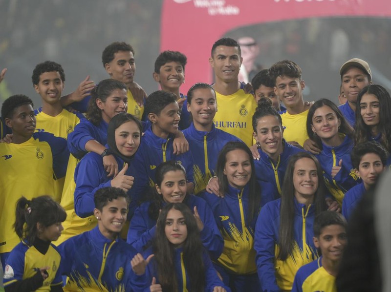 RIYADH, SAUDI ARABIA - JANUARY 03: Cristiano Ronaldo poses for a picture with mascots as he is unveiled as an Al Nassr player at Mrsool Park Stadium on January 3, 2023 in Riyadh, Saudi Arabia. (Photo by Khalid Alhaj/MB Media/Getty Images)