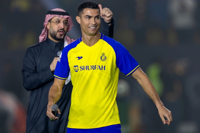 Cristiano Ronaldo RIYADH, SAUDI ARABIA - JANUARY 03: Cristiano Ronaldo greets the crowd during the official unveiling of Cristiano Ronaldo as an Al Nassr player at Mrsool Park Stadium on January 3, 2023 in Riyadh, Saudi Arabia. (Photo by Yasser Bakhsh/Getty Images)