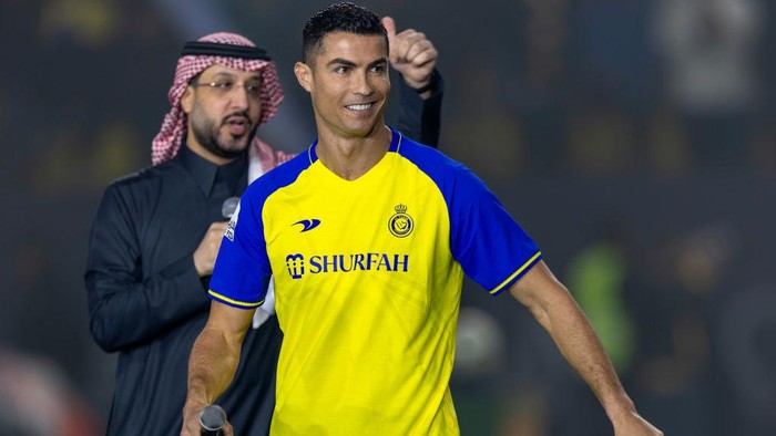 RIYADH, SAUDI ARABIA - JANUARY 03: Cristiano Ronaldo greets the crowd during the official unveiling of Cristiano Ronaldo as an Al Nassr player at Mrsool Park Stadium on January 3, 2023 in Riyadh, Saudi Arabia. (Photo by Yasser Bakhsh/Getty Images)