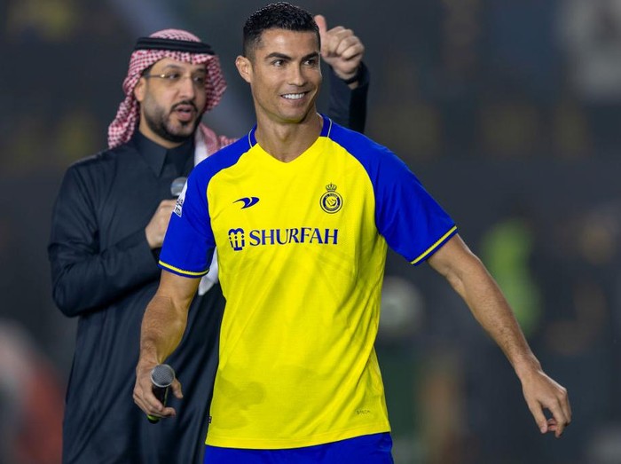 RIYADH, SAUDI ARABIA - JANUARY 03: Cristiano Ronaldo greets the crowd during the official unveiling of Cristiano Ronaldo as an Al Nassr player at Mrsool Park Stadium on January 3, 2023 in Riyadh, Saudi Arabia. (Photo by Yasser Bakhsh/Getty Images)