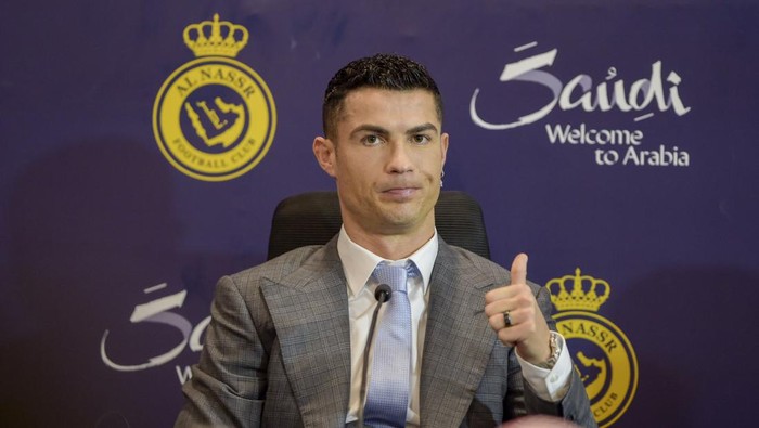 RIYADH, SAUDI ARABIA - JANUARY 03: Cristiano Ronaldo attends a press conference during the official unveiling of Cristiano Ronaldo as an Al Nassr player at Mrsool Park Stadium on January 3, 2023 in Riyadh, Saudi Arabia. (Photo by Khalid Alhaj/MB Media/Getty Images)