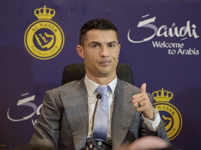 RIYADH, SAUDI ARABIA - JANUARY 03: Cristiano Ronaldo attends a press conference during the official unveiling of Cristiano Ronaldo as an Al Nassr player at Mrsool Park Stadium on January 3, 2023 in Riyadh, Saudi Arabia. (Photo by Khalid Alhaj/MB Media/Getty Images)