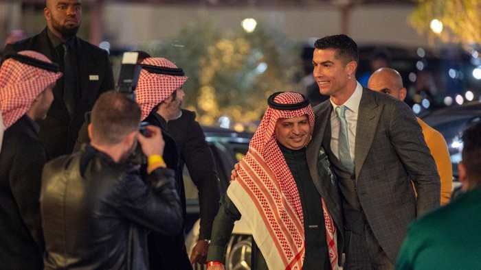Cristiano Ronaldo RIYADH, SAUDI ARABIA - JANUARY 03: Cristiano Ronaldo greets President of Al-Nassr, Musalli Al-Muammar ahead of the official unveiling of Cristiano Ronaldo as an Al Nassr player at Mrsool Park Stadium on January 3, 2023 in Riyadh, Saudi Arabia. (Photo by Yasser Bakhsh/Getty Images)