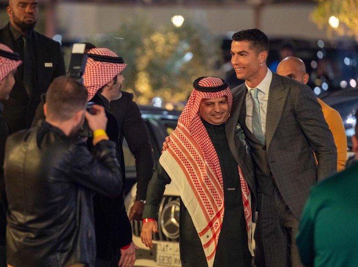 RIYADH, SAUDI ARABIA - JANUARY 03: Cristiano Ronaldo greets President of Al-Nassr, Musalli Al-Muammar ahead of the official unveiling of Cristiano Ronaldo as an Al Nassr player at Mrsool Park Stadium on January 3, 2023 in Riyadh, Saudi Arabia. (Photo by Yasser Bakhsh/Getty Images)