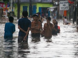 Titik Banjir Jakarta Bertambah Jadi 19 RT, Ketinggian Air Capai 1 Meter