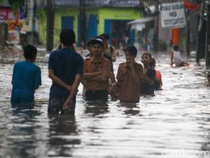Titik Banjir Jakarta Bertambah Jadi 19 RT, Ketinggian Air Capai 1 Meter Titik Banjir Jakarta Bertambah Jadi 19 RT, Ketinggian Air Capai 1 Meter