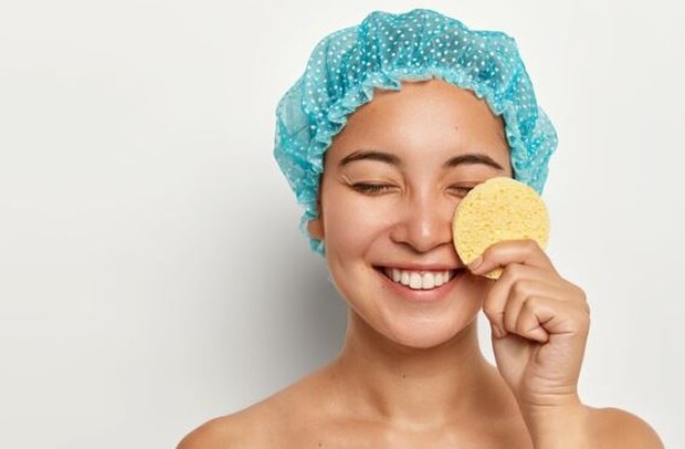 Eksfoliasi/ foto: Freepik/ wayhomestudio Perempuan tersenyum