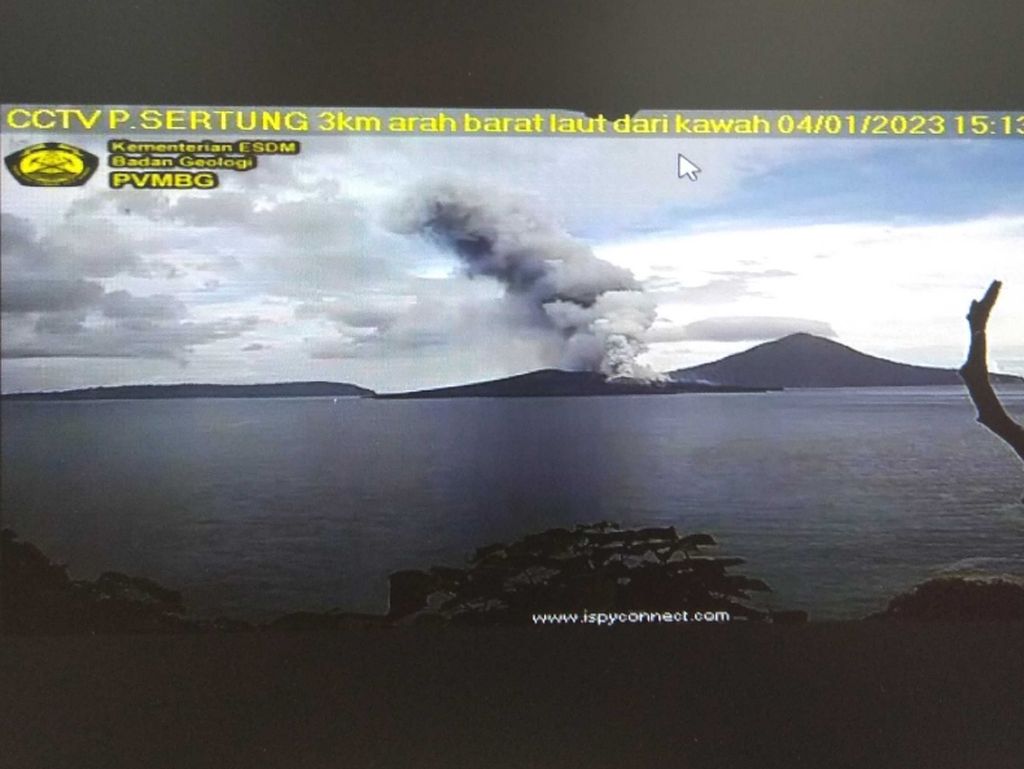 Erupsi, Gunung Anak Krakatau Muntahkan Abu Vulkanik Setinggi 3.000 meter