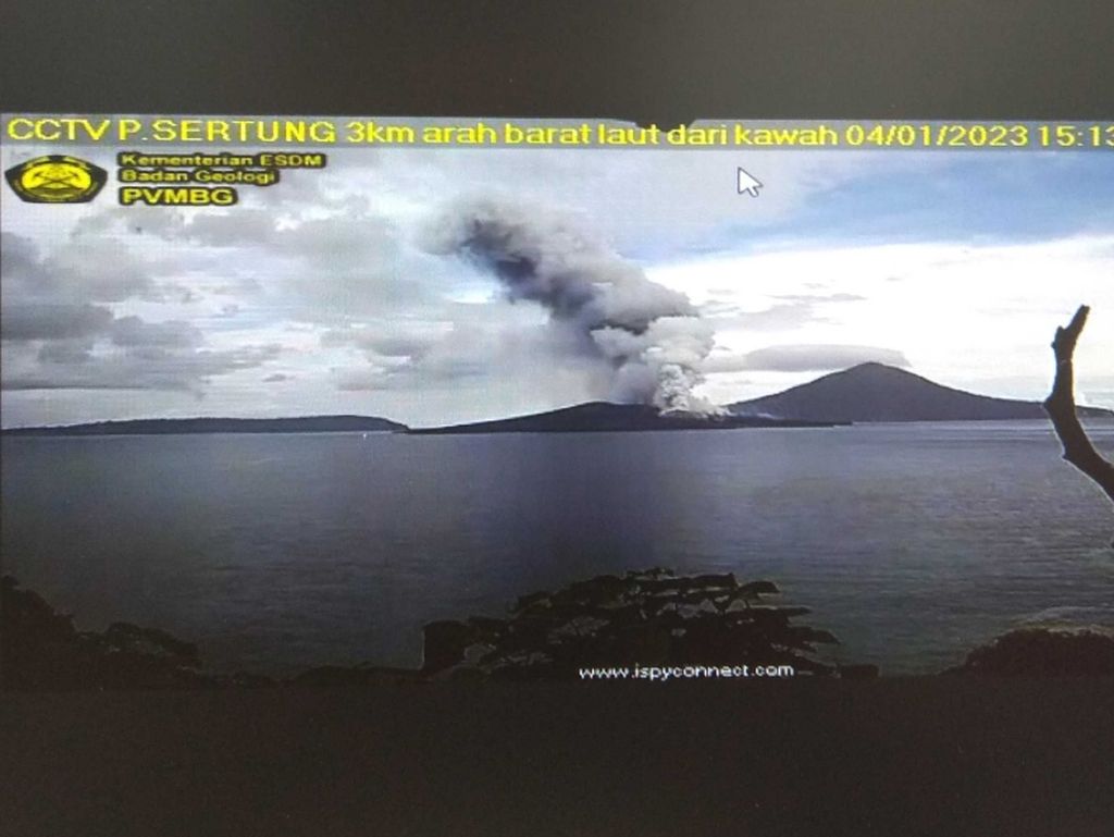 Erupsi, Gunung Anak Krakatau Muntahkan Abu Vulkanik Setinggi 3.000 meter Erupsi, Gunung Anak Krakatau Muntahkan Abu Vulkanik Setinggi 3.000 meter