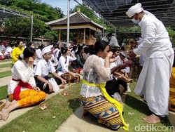 Semarak dan Khidmat Perayaan Galungan di Surabaya Usai PPKM Dicabut