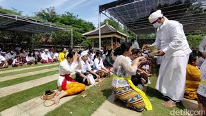 Suasana Khidmat Perayaan Galungan di Pura Segara Kenjeran Surabaya