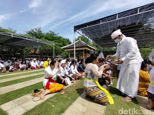 Suasana Khidmat Perayaan Galungan di Pura Segara Kenjeran Surabaya Suasana Khidmat Perayaan Galungan di Pura Segara Kenjeran Surabaya