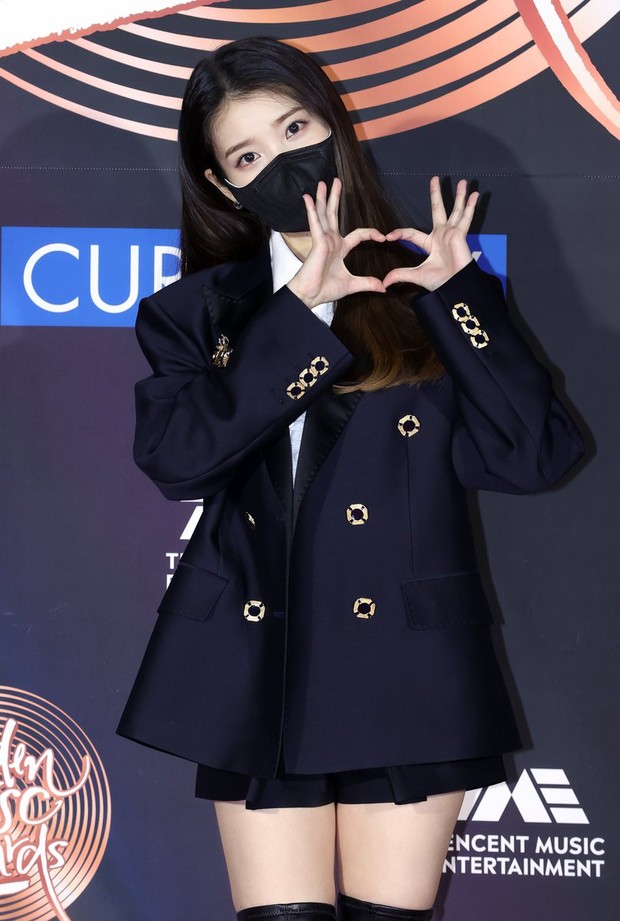 Gaya berbusana IU di Golden Disk Awards