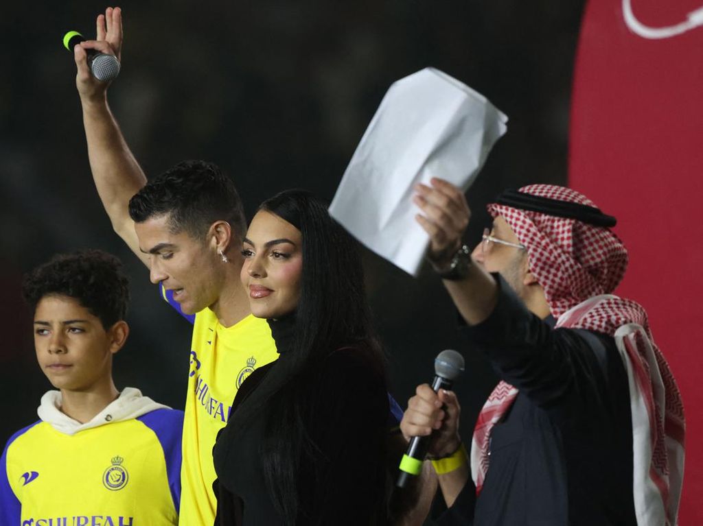 Arab Saudi Tutup Mata, Ronaldo dan Georgina Diizinkan Kumpul Kebo