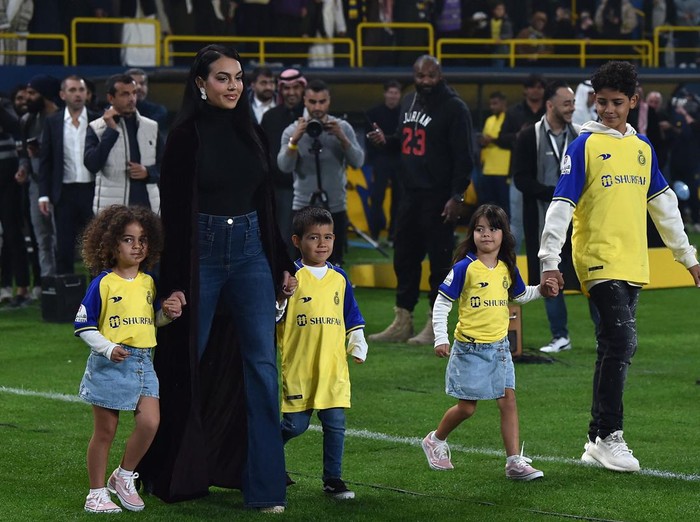 Portuguese footballer Cristiano Ronaldos partner Georgina Rodriguez (2nd-L) walks with Ronaldos children Cristiano Ronaldo Jr (R), Alana Martina (L), Mateo (C) and Eva Maria (2nd-R) to the stage during his unveiling at the Mrsool Park Stadium in the Saudi capital Riyadh on January 3, 2023. (Photo by AFP) (Photo by -/AFP via Getty Images)