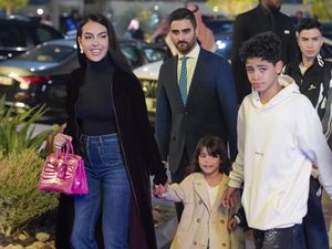 Ronaldo Tepis Isu Putus, Posting Ciuman Mesra dengan Georgina Rodriguez Ronaldo Tepis Isu Putus, Posting Ciuman Mesra dengan Georgina Rodriguez