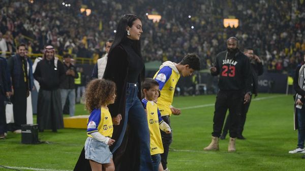 7 Gaya Georgina Rodriguez di Arab saat Penyambutan Ronaldo, Lebih Tertutup