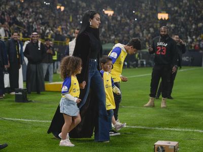 7 Gaya Georgina Rodriguez di Arab saat Penyambutan Ronaldo, Lebih Tertutup